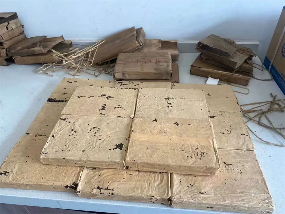 崇左回收中茶普洱茶2004年生茶熟茶图1